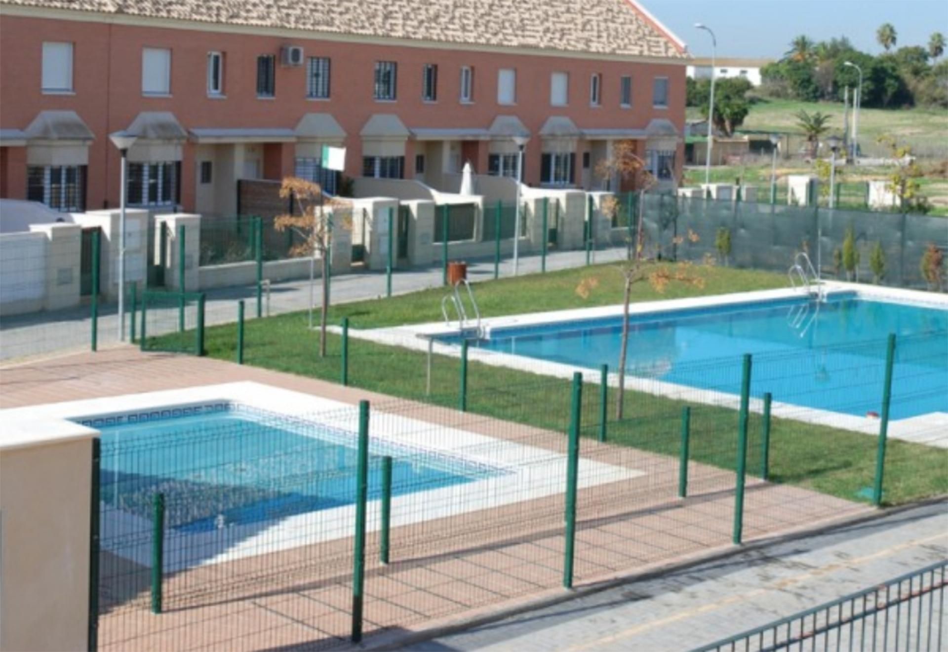 Piscina de Casa adosada en venta en Coria del Río con Aire acondicionado, Jardín privado y Parquet