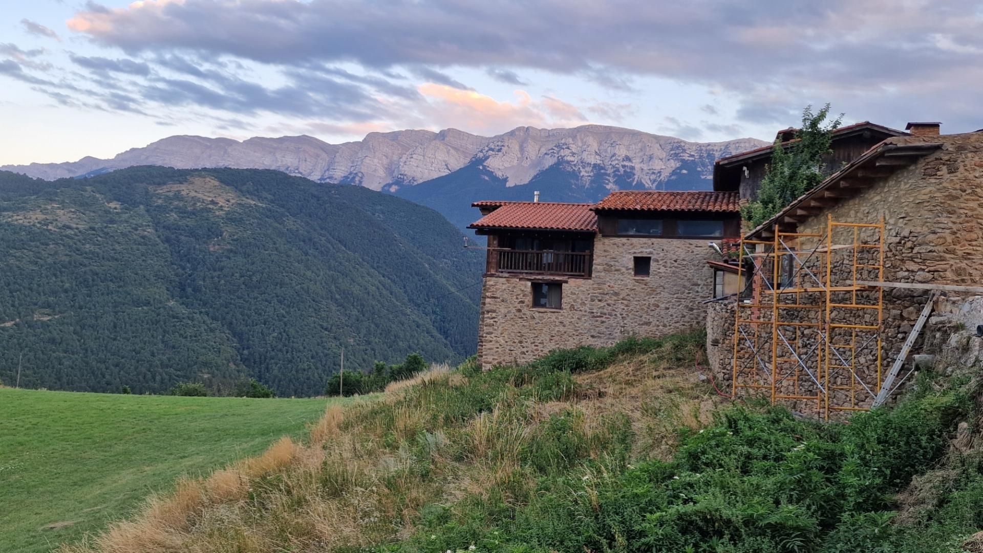 Vista exterior de Casa adosada en venta en Alàs I Cerc con Calefacción, Jardín privado y Parquet