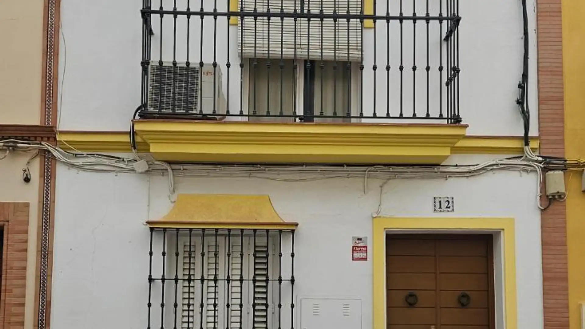 Außenansicht von Einfamilien-Reihenhaus zum Verkauf in Dos Hermanas mit Balkon