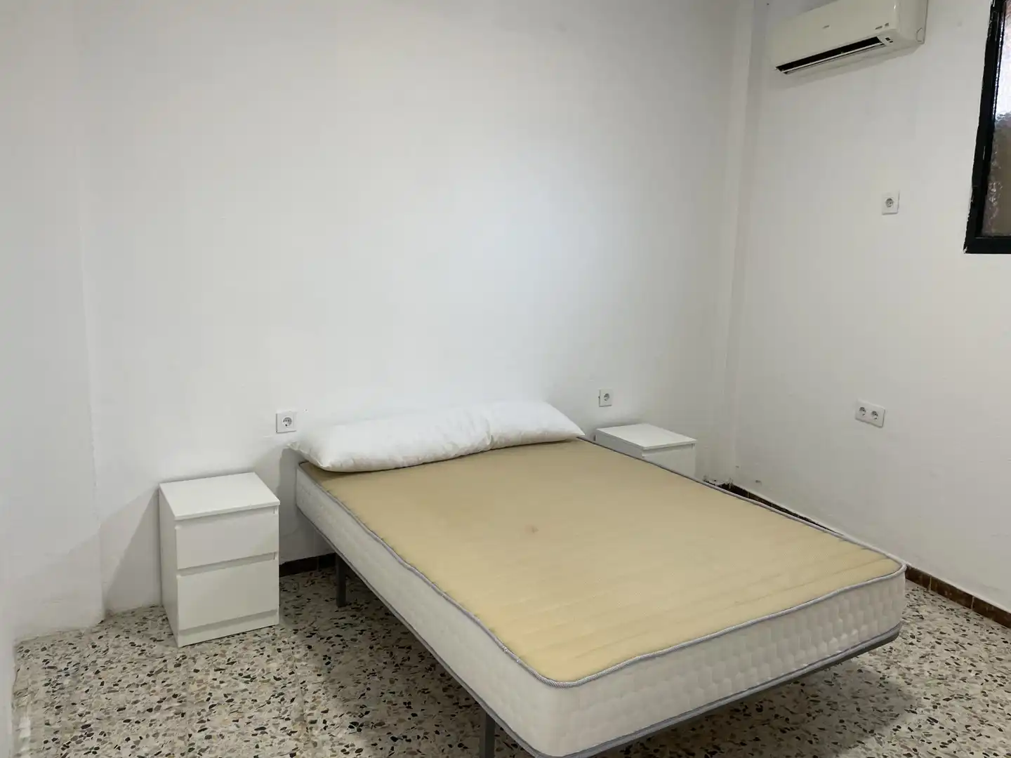 Dormitori de Pis de lloguer en Sevilla amb Aire condicionat, Calefacció i Moblat
