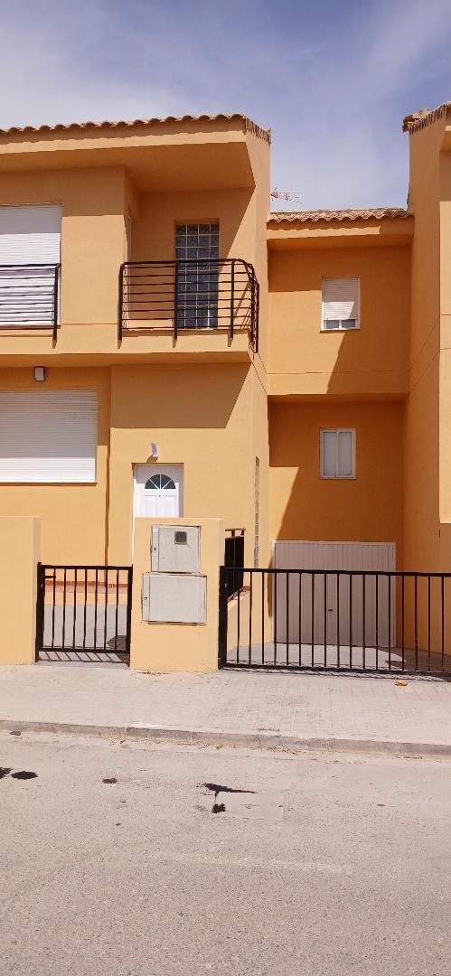 Vista exterior de Casa adosada en venda en Caudete de las Fuentes amb Balcó
