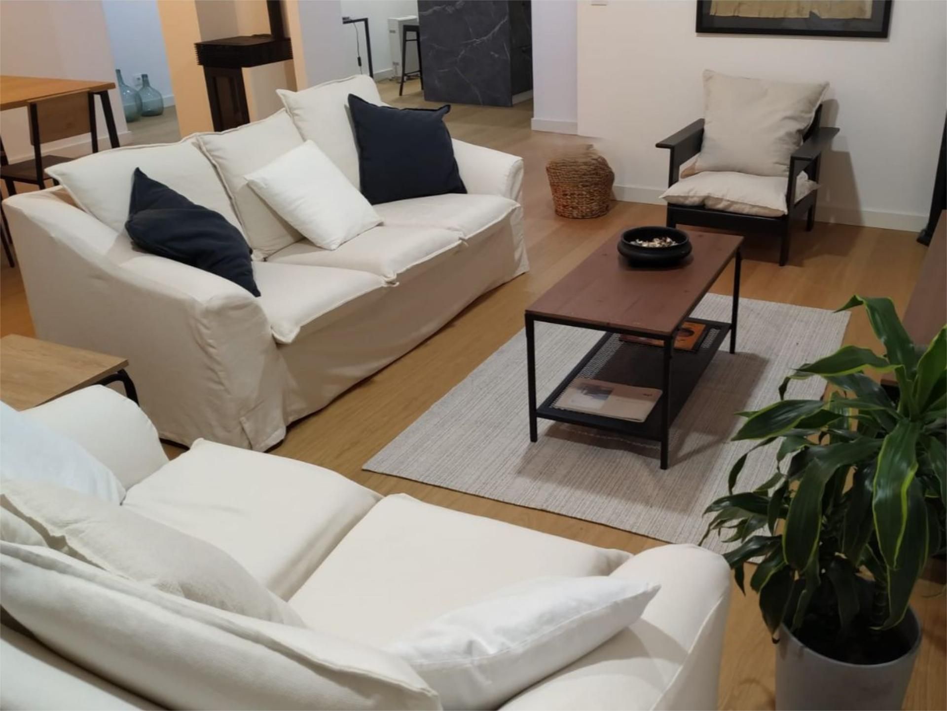 Wohnzimmer von Wohnung miete in Vimianzo mit Heizung, Parkett und Möbliert