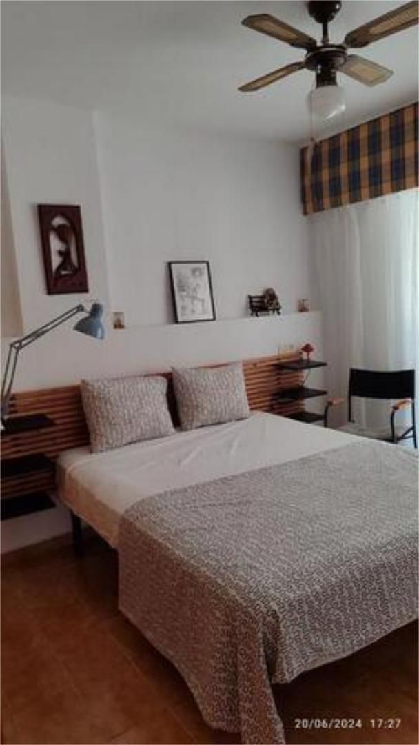 Dormitori de Pis de lloguer en Torrevieja amb Jardí privat, Terrassa i Moblat