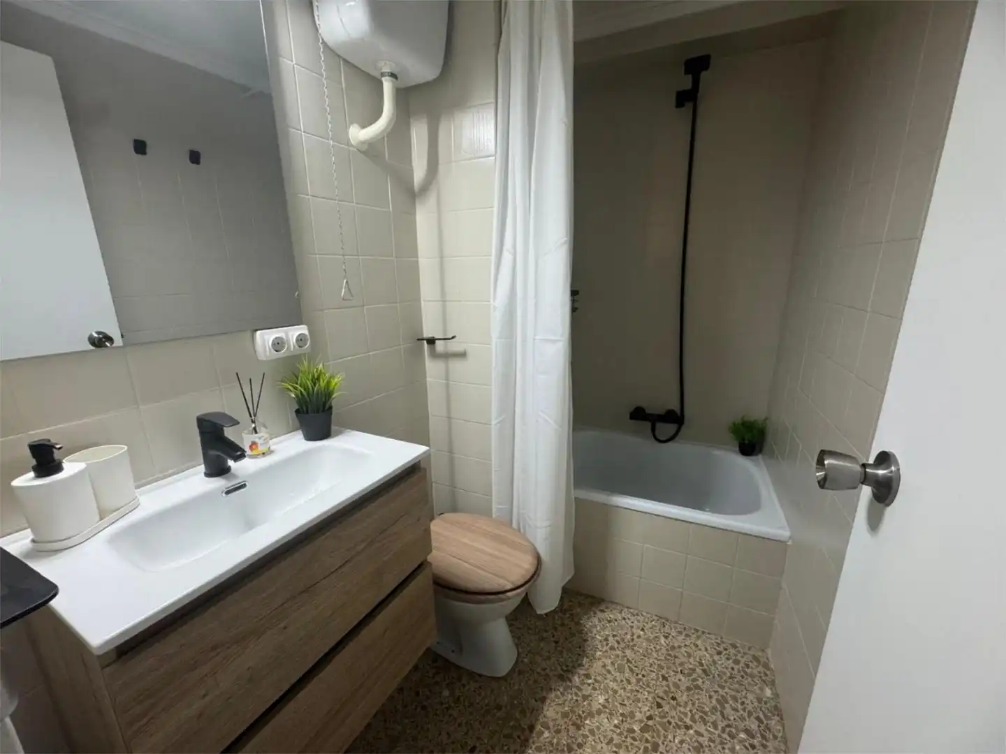 Room in Carrer Magistrat Català, 10, Centro Histórico Bathroom of Flat for share in Gandia with Terrace, Furnished and Balcony