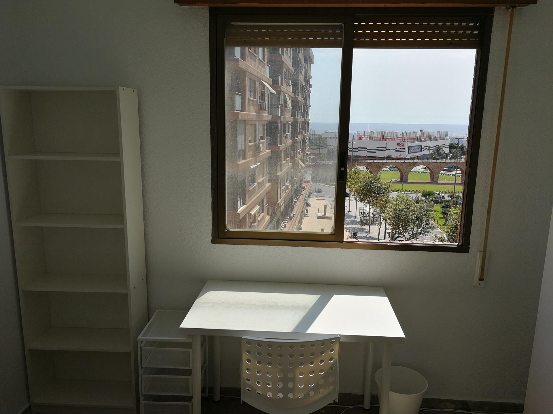 Dormitori de Pis de lloguer en  Almería Capital amb Calefacció, Terrassa i Moblat