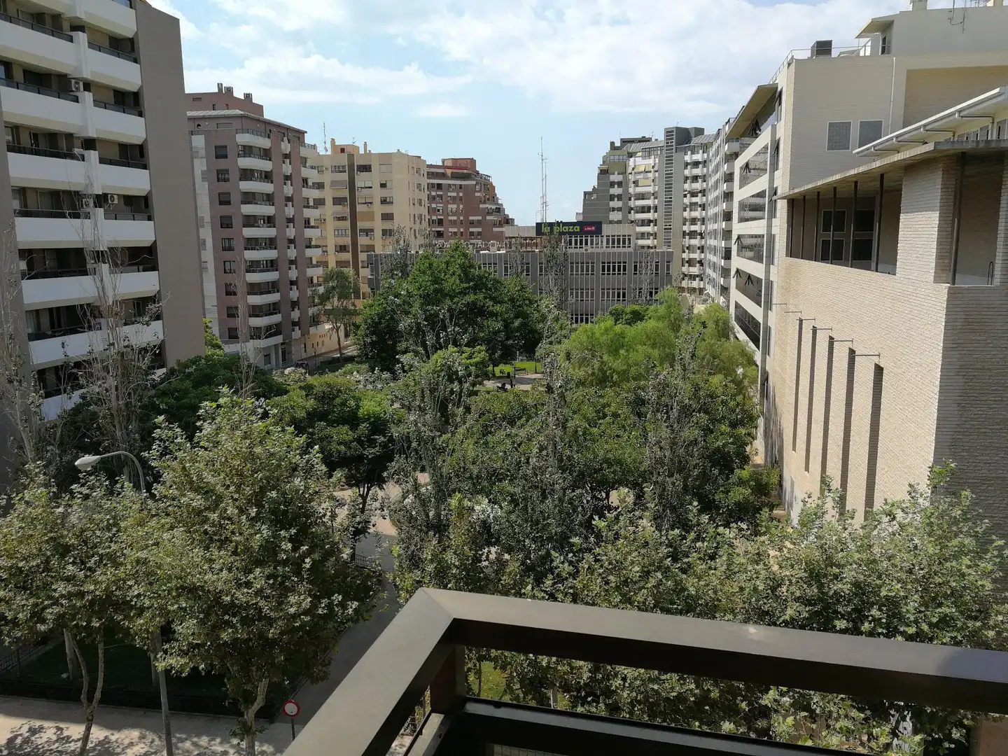 Vista exterior de Pis de lloguer en Almería amb Calefacció, Terrassa i Moblat