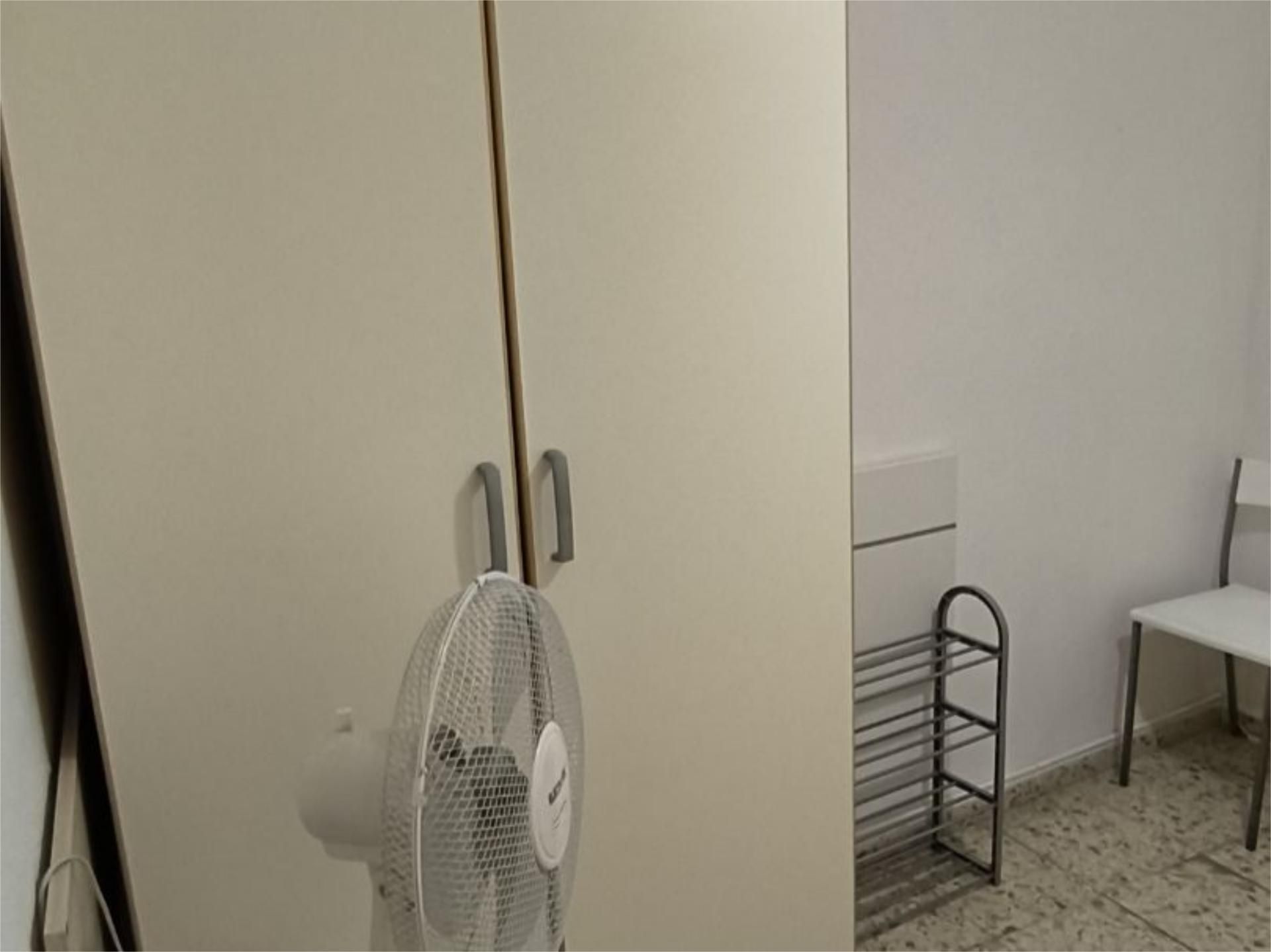 Dormitori de Àtic per a compartir en Algeciras amb Aire condicionat i Moblat