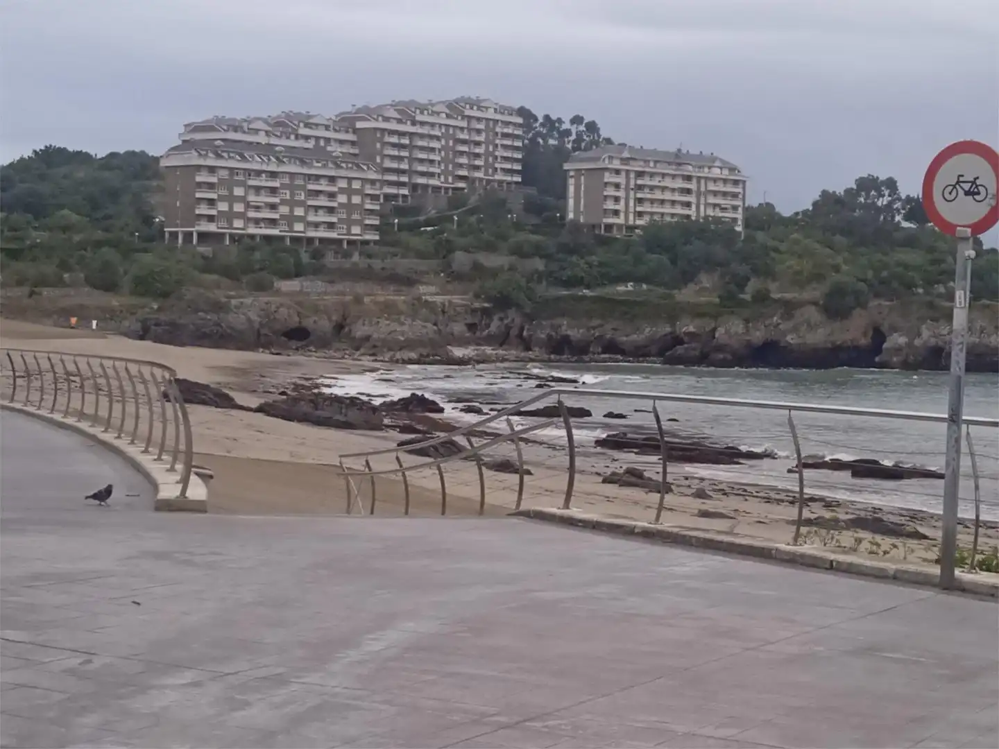 Außenansicht von Wohnung zum Verkauf in Castro-Urdiales mit Terrasse, Schwimmbad und Balkon