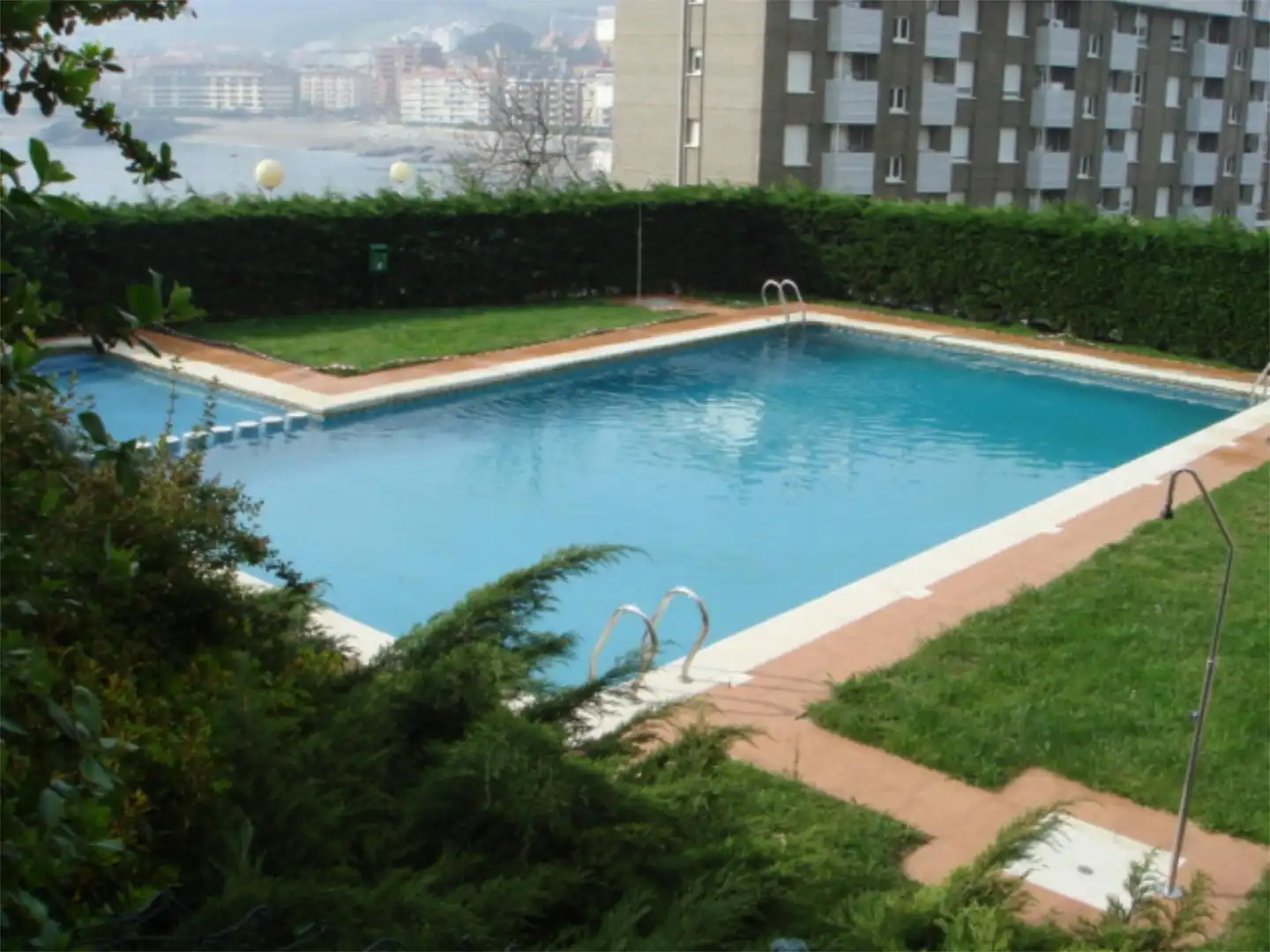Schwimmbecken von Wohnung zum Verkauf in Castro-Urdiales mit Terrasse, Schwimmbad und Balkon
