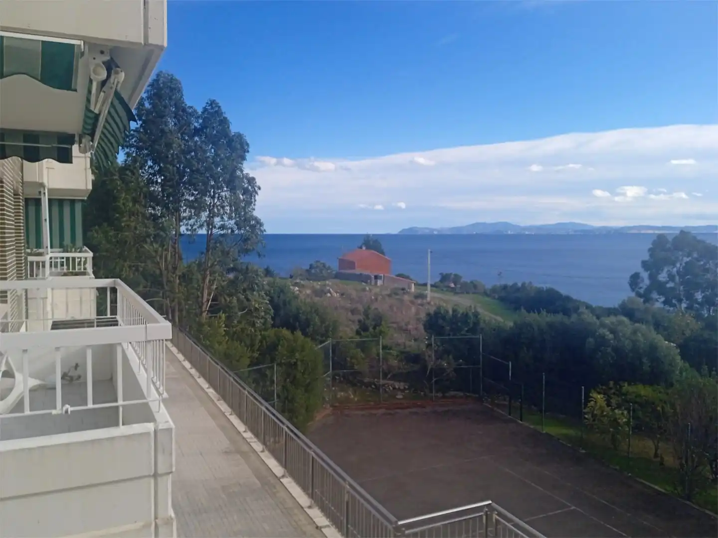 Außenansicht von Wohnung zum Verkauf in Castro-Urdiales mit Terrasse, Schwimmbad und Balkon