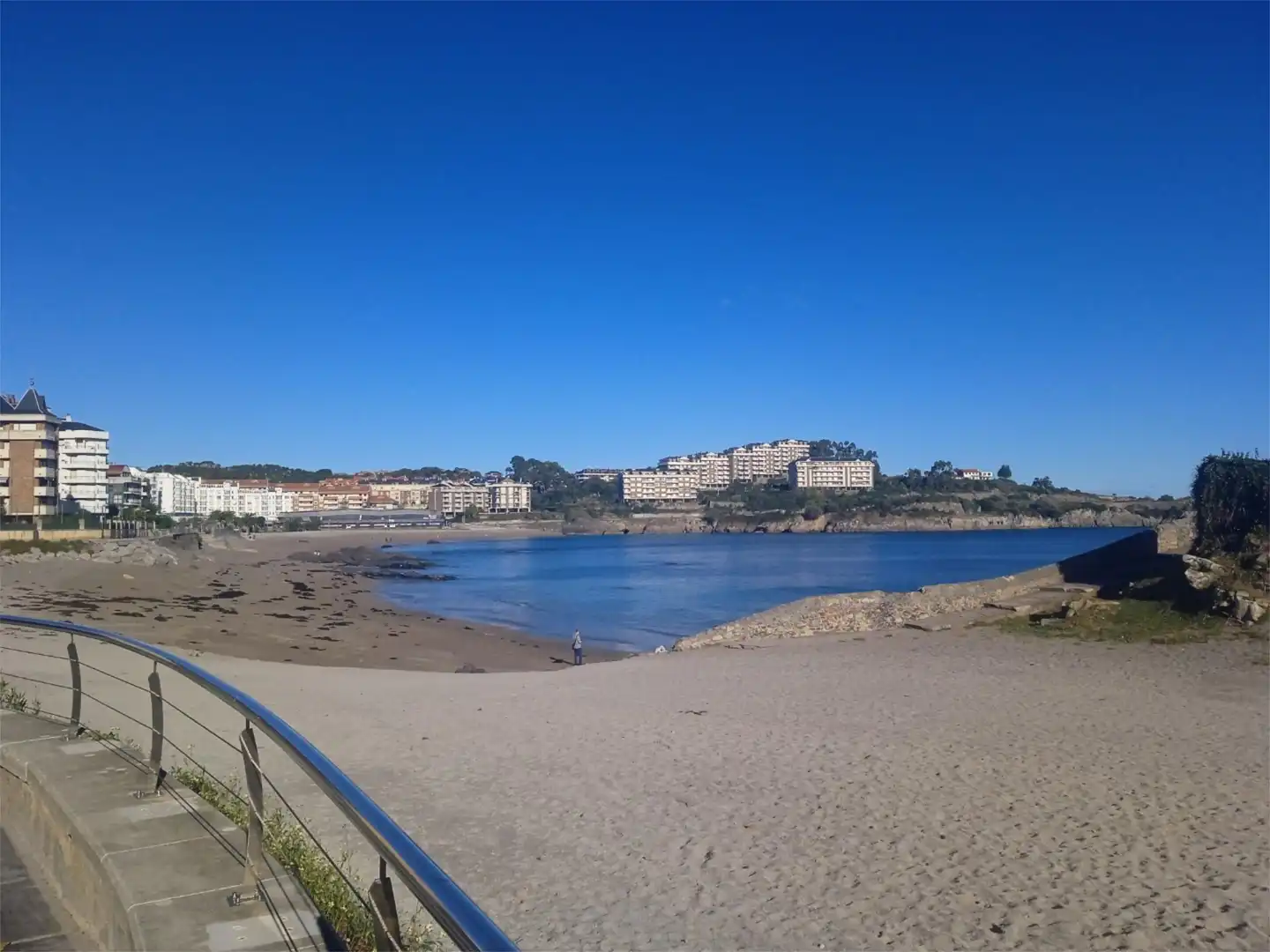 Außenansicht von Wohnung zum Verkauf in Castro-Urdiales mit Terrasse, Schwimmbad und Balkon