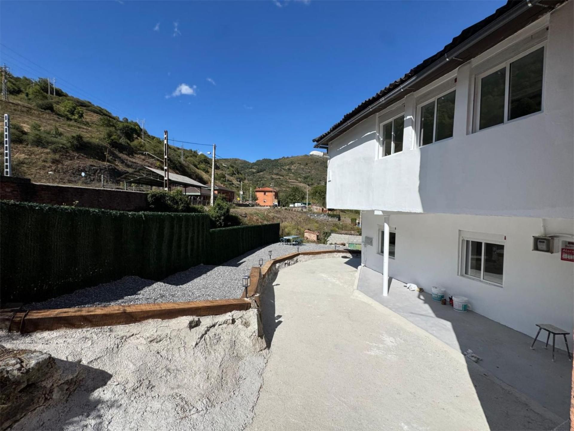 Vista exterior de Casa o chalet en venta en Lena con Jardín privado, Parquet y Balcón