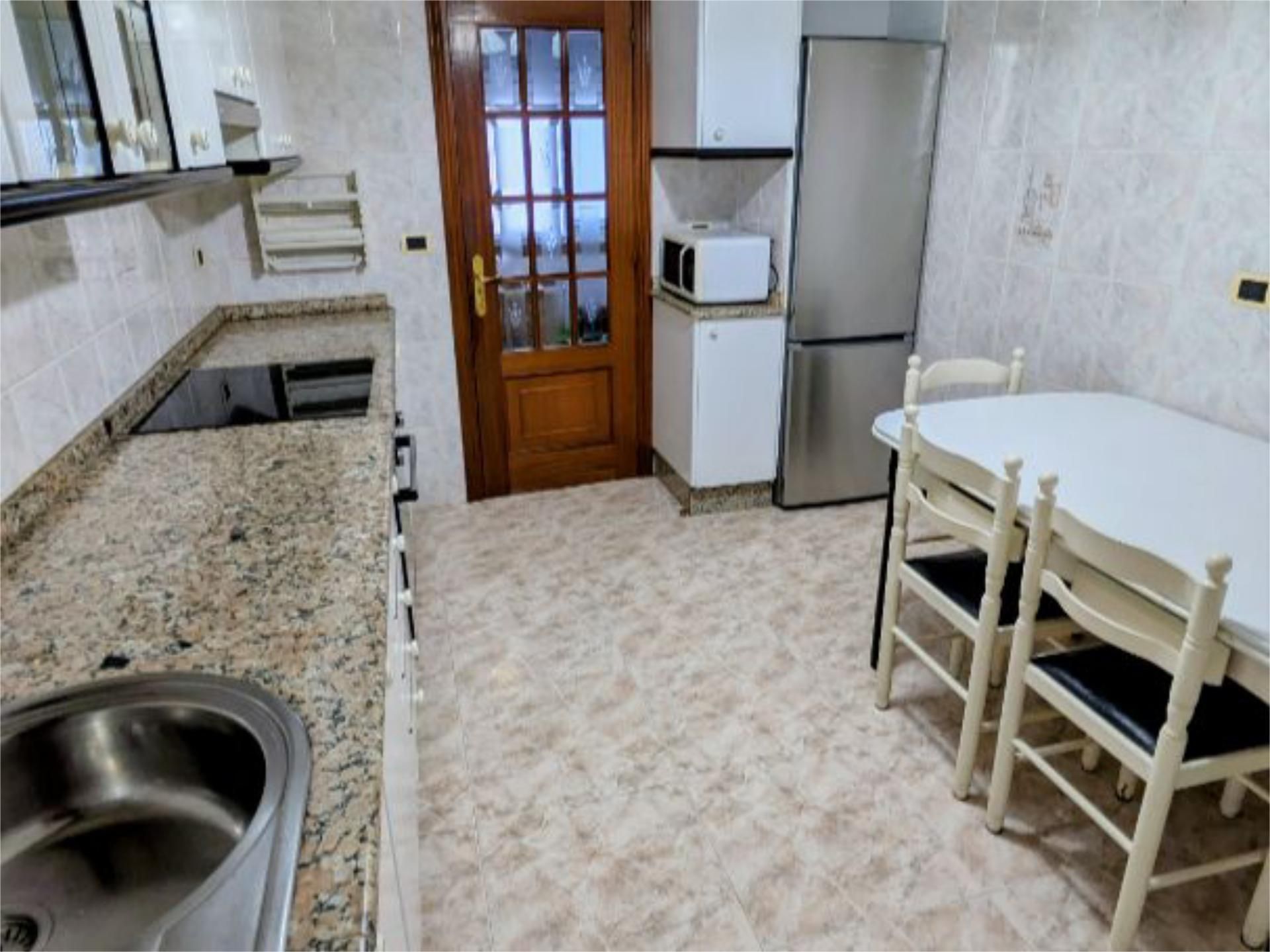 Cuina de Pis de lloguer en Vigo  amb Calefacció, Traster i Moblat
