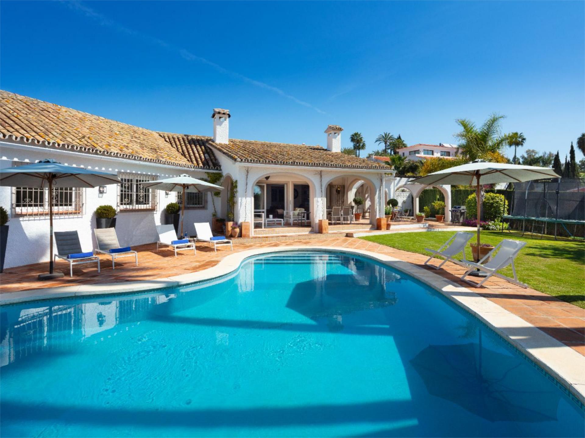 Garden of House or chalet for sale in Marbella  with Air Conditioner, Terrace and Swimming Pool