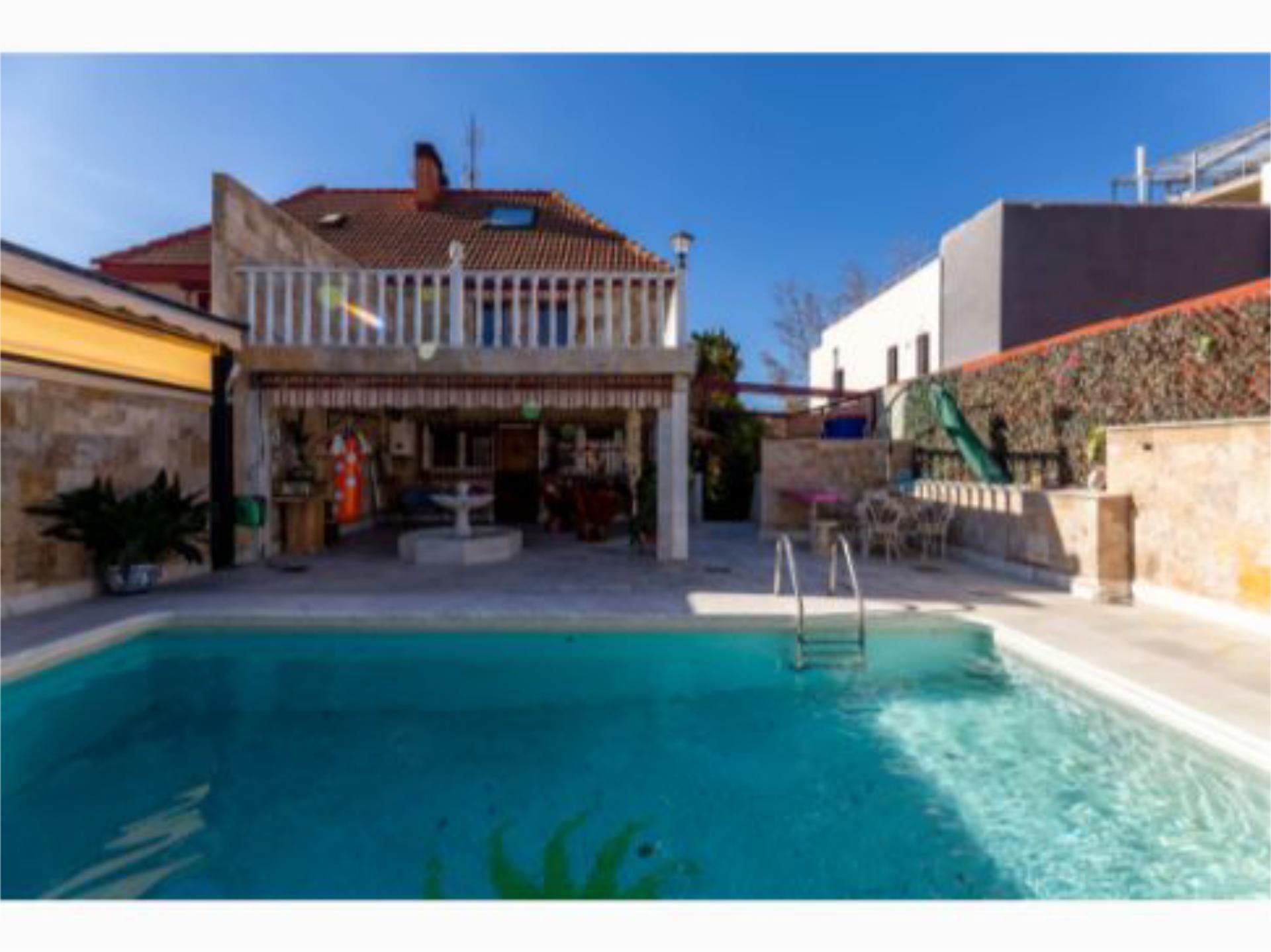 Swimming pool of House or chalet for sale in  Madrid Capital  with Air Conditioner, Heating and Private garden