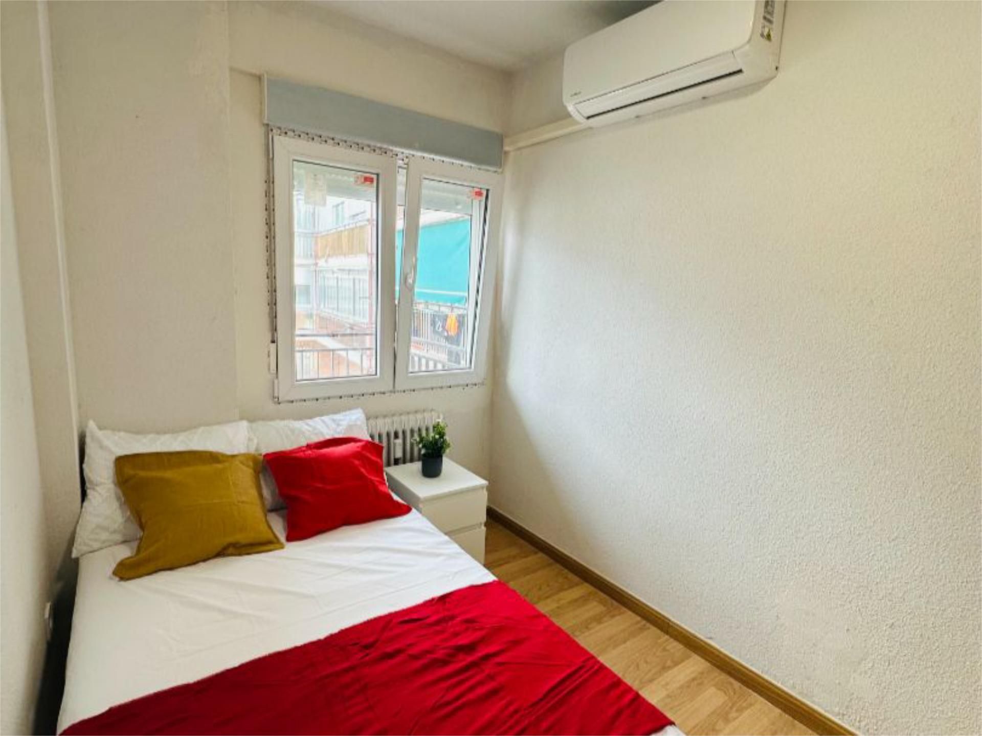 Bedroom of Flat to share in  Madrid Capital  with Air Conditioner, Heating and Parquet flooring