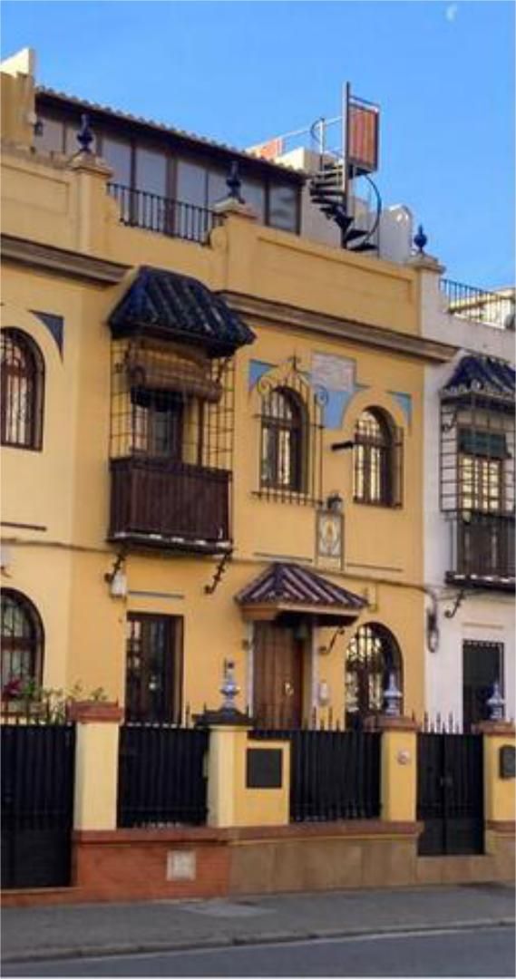 Vista exterior de Casa adosada en venda en  Sevilla Capital amb Calefacció, Jardí privat i Terrassa