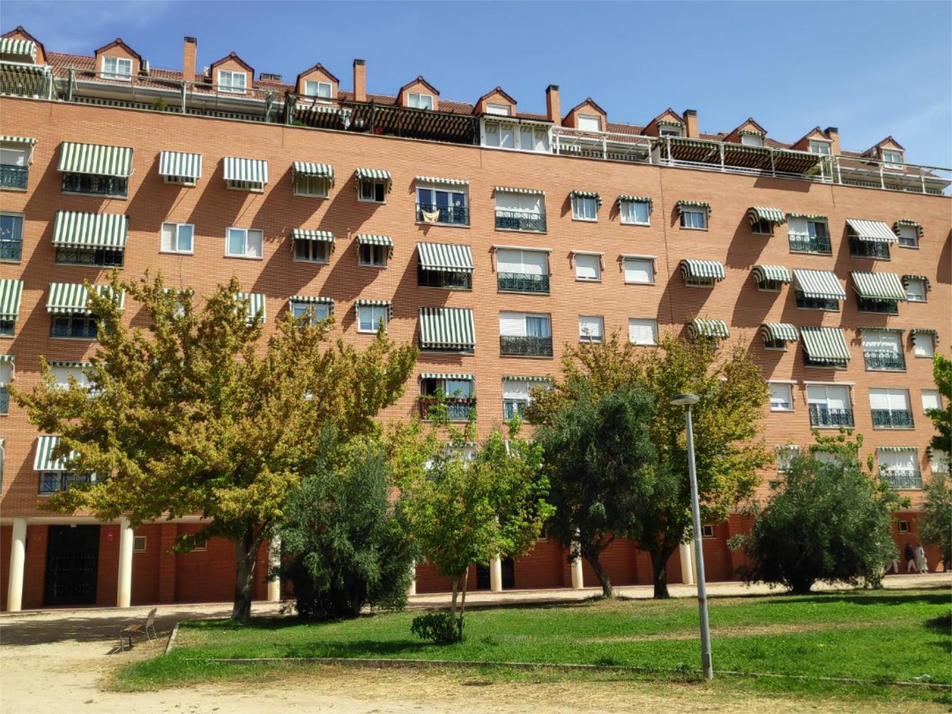 Vista exterior de Pis en venda en Alcalá de Henares amb Aire condicionat