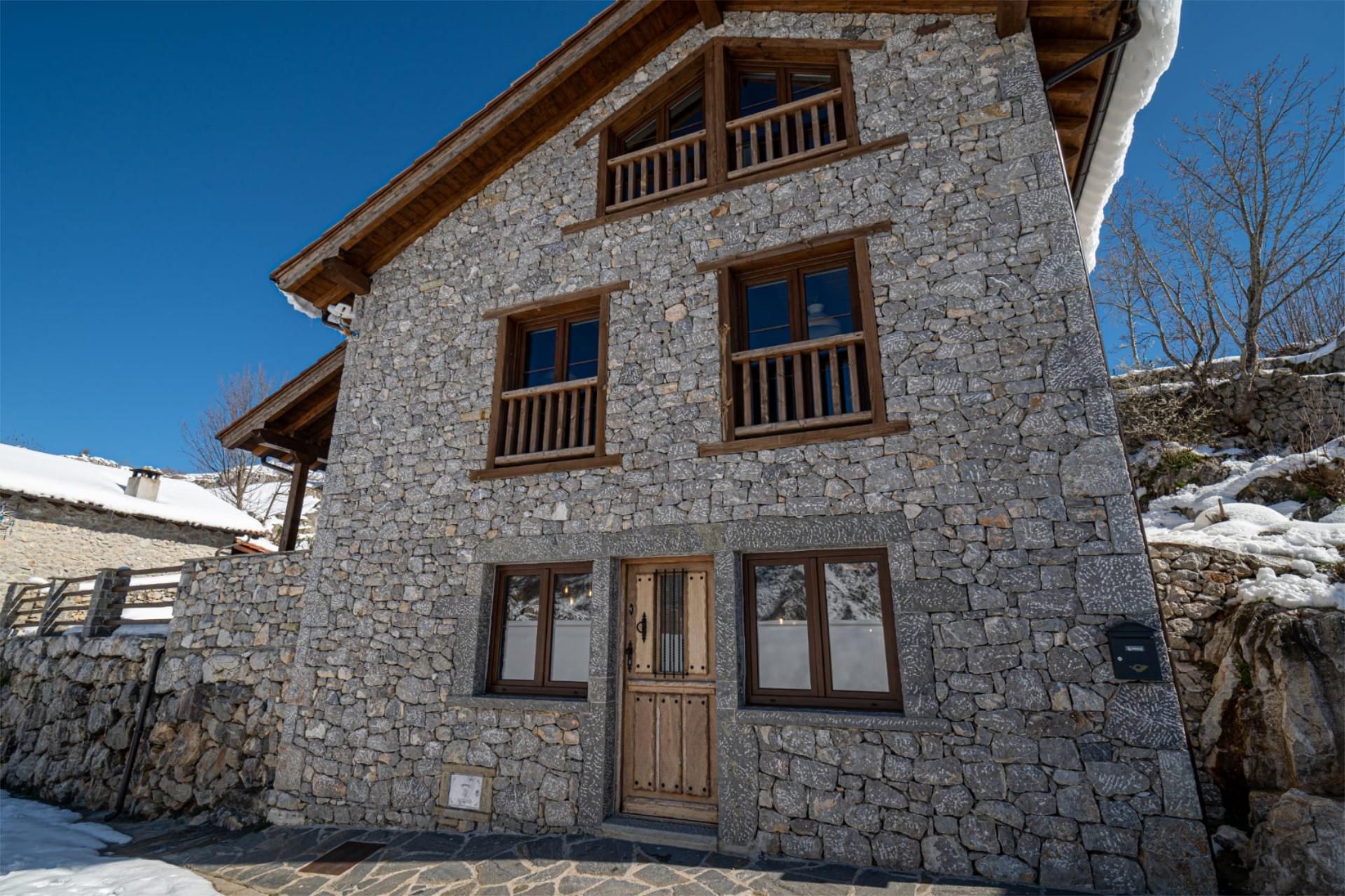 Vista exterior de Casa o xalet en venda en Cabrales amb Terrassa i Balcó