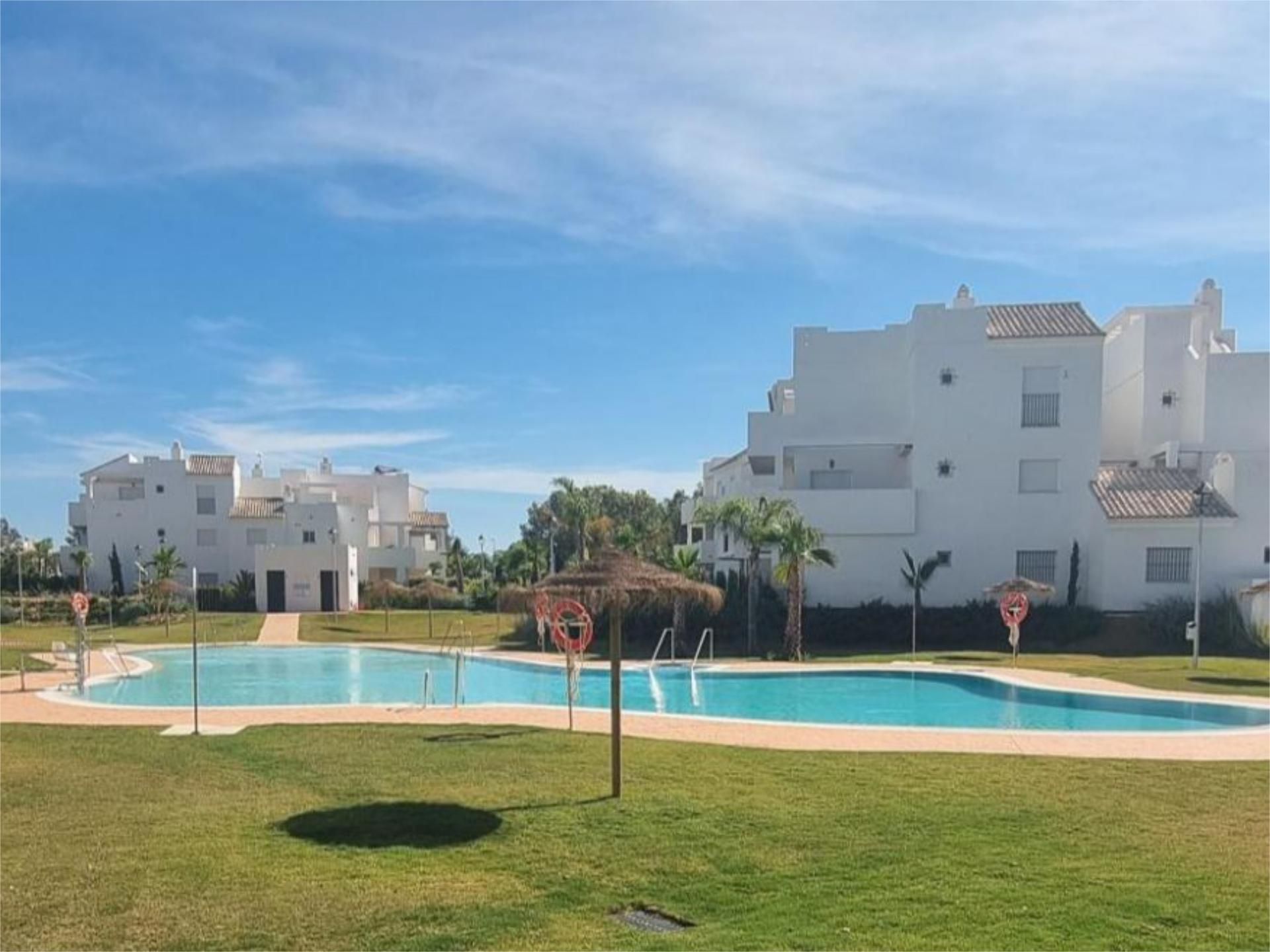 Vista exterior de Pis en venda en Chipiona amb Aire condicionat, Terrassa i Piscina