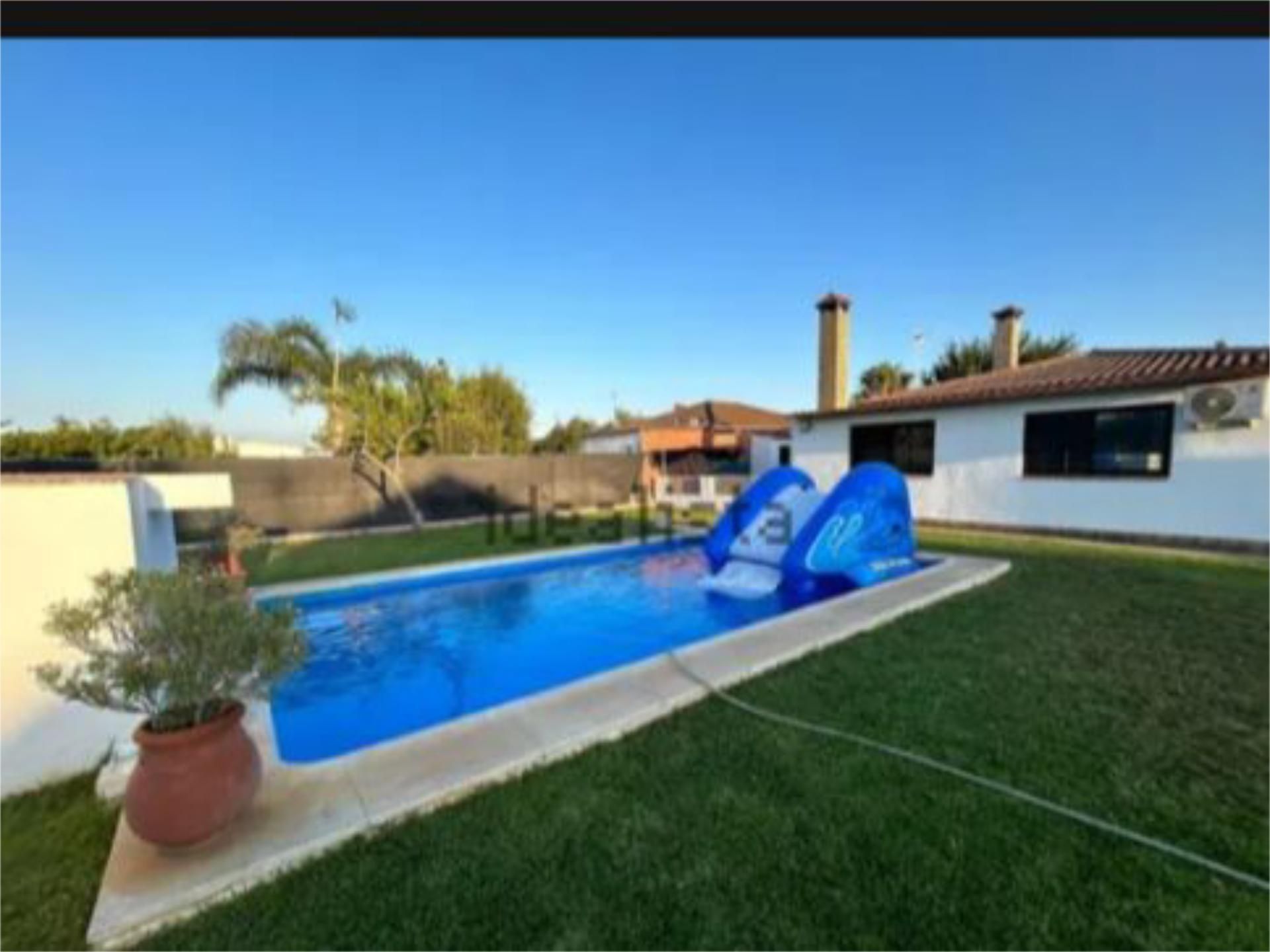 Piscina de Casa o xalet en venda en Dos Hermanas amb Aire condicionat, Calefacció i Jardí privat