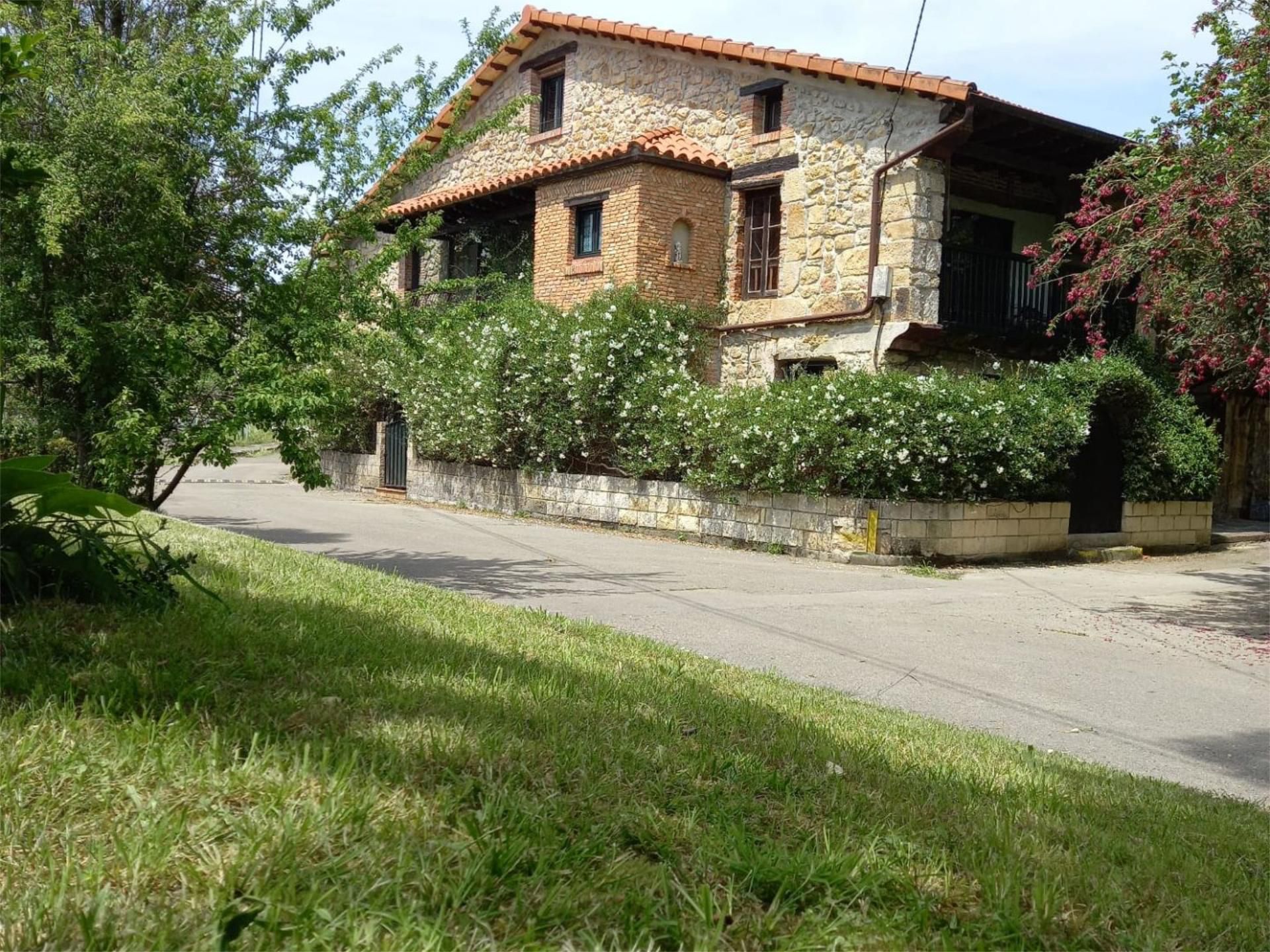 Vista exterior de Casa adosada en venda en Riotuerto amb Balcó