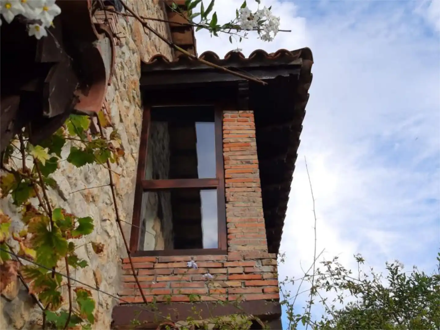 Casa adosada en venda a Riotuerto Vista exterior de Casa adosada en venda en Riotuerto amb Balcó