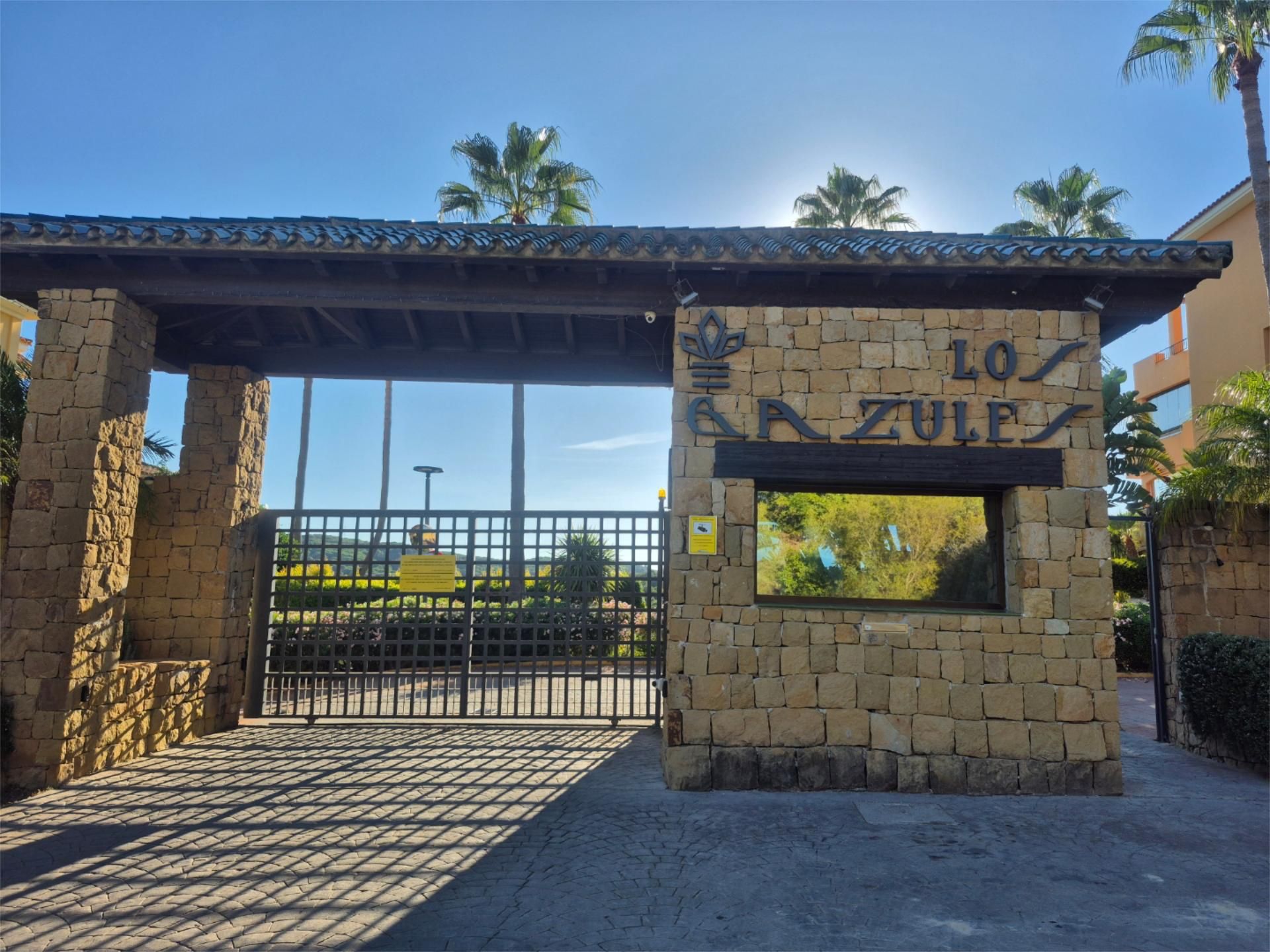 Vista exterior de Àtic en venda en Sotogrande amb Aire condicionat, Terrassa i Balcó