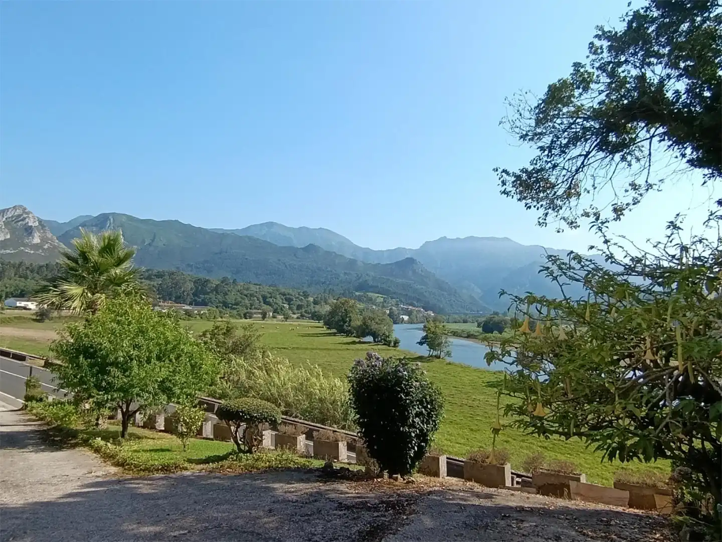 Vista exterior de Casa o xalet en venda en Ribadesella amb Calefacció, Jardí privat i Terrassa