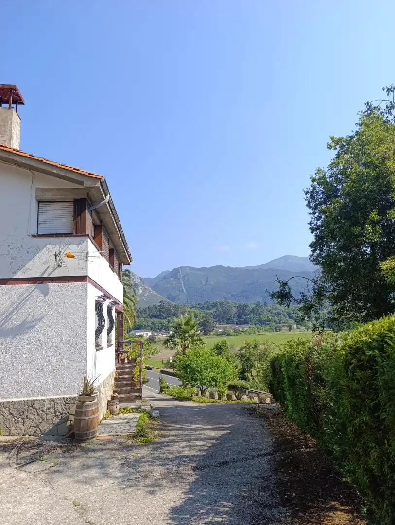 Vista exterior de Casa o xalet en venda en Ribadesella amb Calefacció, Jardí privat i Terrassa