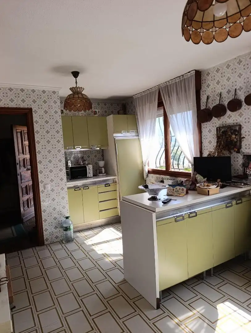 Cuina de Casa o xalet en venda en Ribadesella amb Calefacció, Jardí privat i Terrassa
