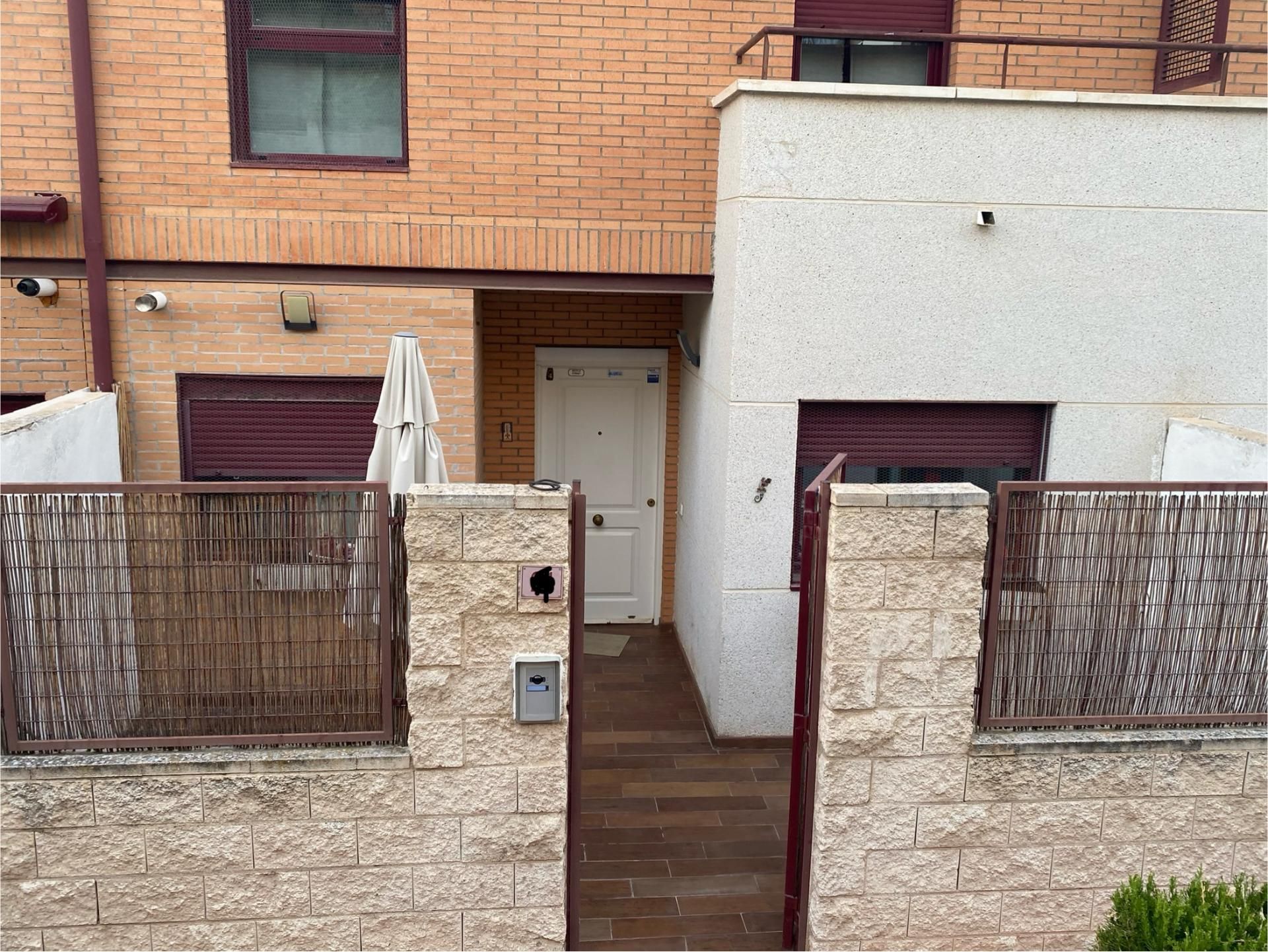 Vista exterior de Casa o xalet en venda en Aranjuez amb Aire condicionat, Terrassa i Piscina