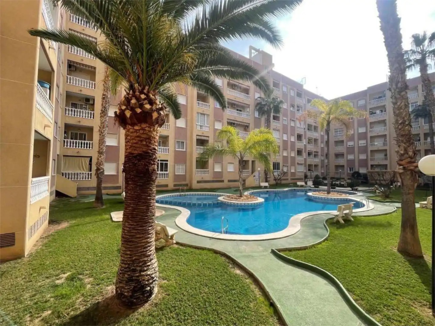Piso en venta en Calle San Julián, 44, Parque de las Naciones Vista exterior de Piso en venta en Torrevieja con Aire acondicionado, Jardín privado y Trastero