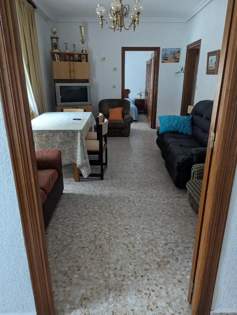 Planta baixa en venda a Calle Sevillanas, 2, La Roda Sala d'estar de Planta baixa en venda en La Roda amb Terrassa, Traster i Moblat