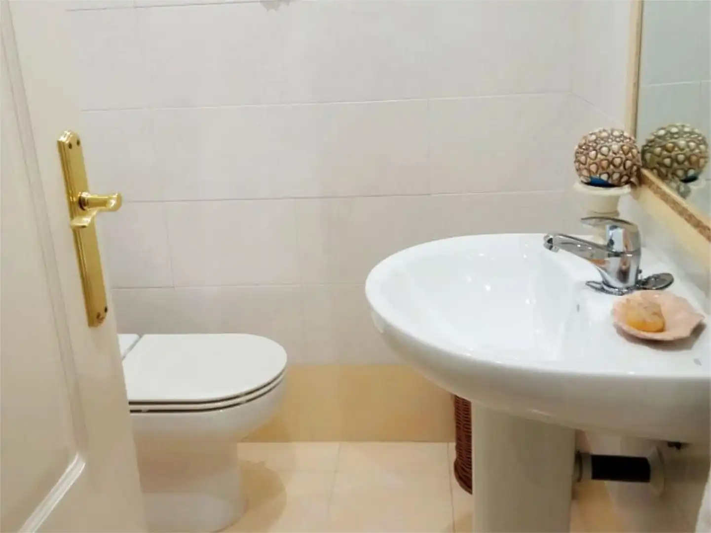 Bathroom of Duplexes for share in Leganés  with Air Conditioner, Heating and Parquet flooring