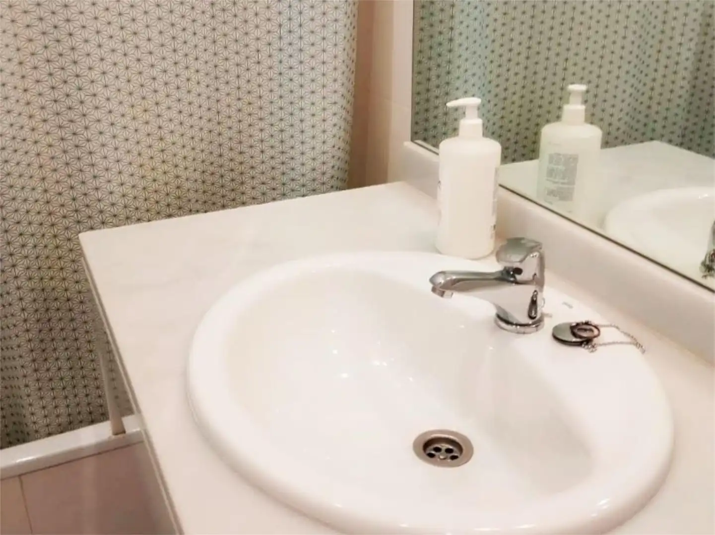 Bathroom of Duplexes for share in Leganés  with Air Conditioner, Heating and Parquet flooring