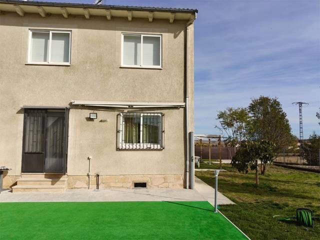 Casa adosada en Venta en Camino Calvario, 28 en Urueñas