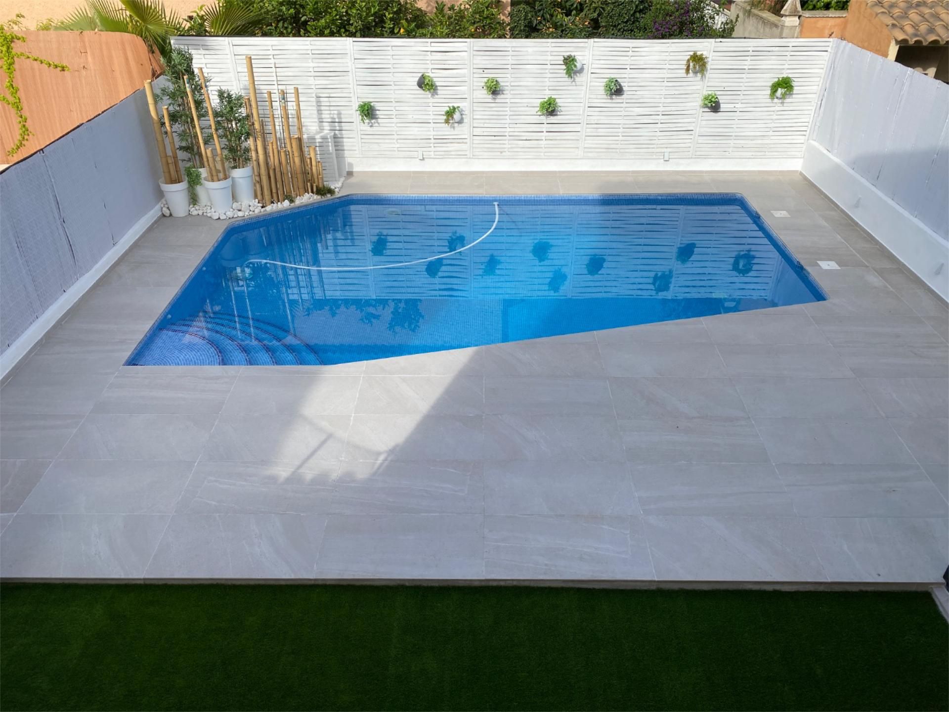 Piscina de Casa adosada en venda en La Pobla de Vallbona amb Aire condicionat, Terrassa i Piscina