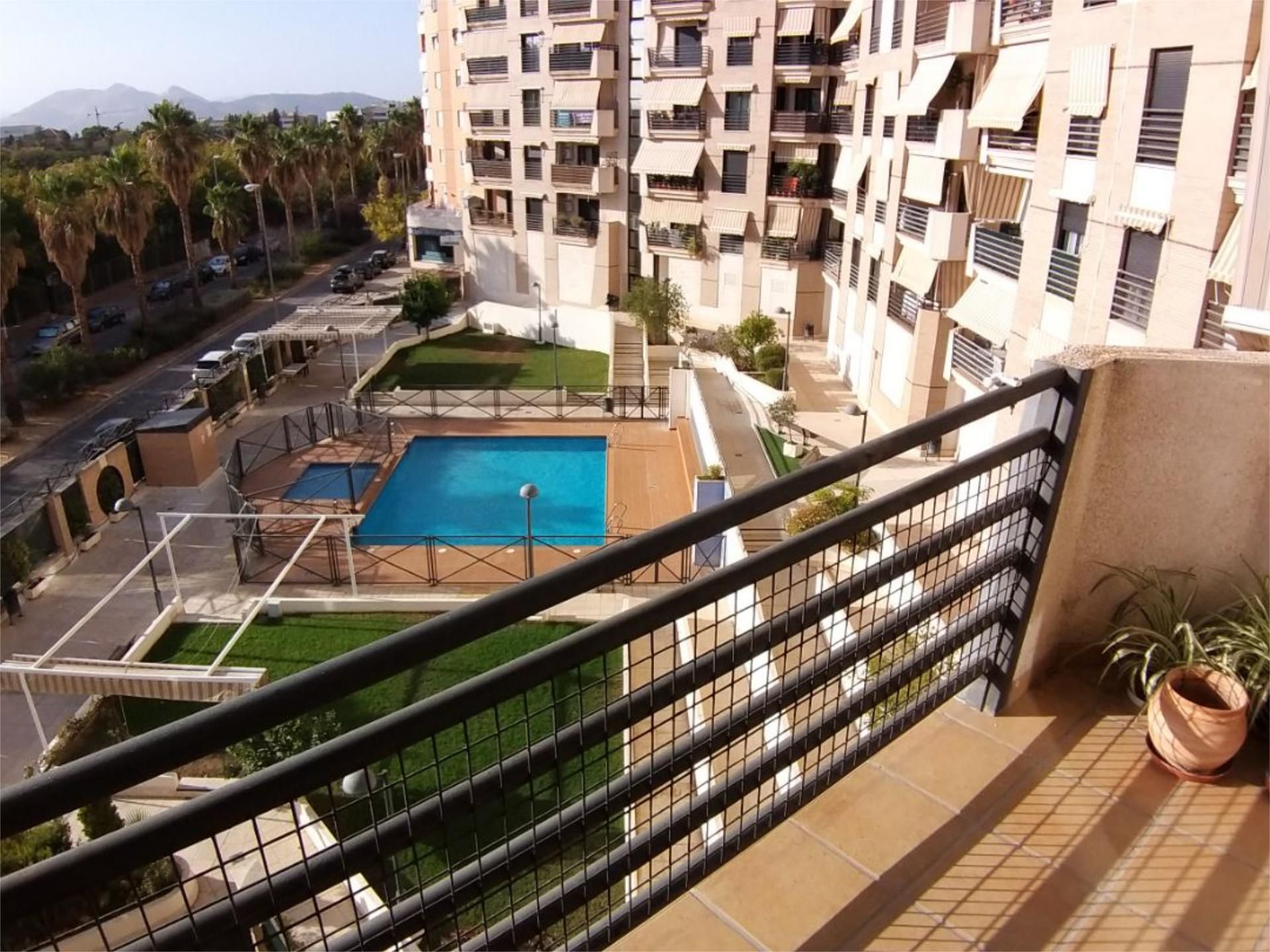 Piscina de Piso en venta en  Granada Capital con Aire acondicionado, Piscina y Balcón