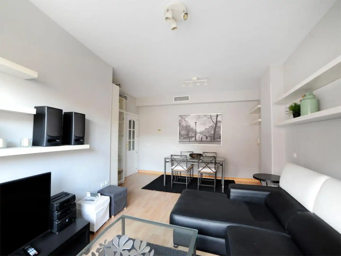Living room of Flat for sale in Sevilla  with Air Conditioner, Heating and Parquet flooring