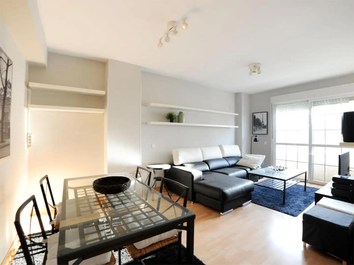 Living room of Flat for sale in Sevilla  with Air Conditioner, Heating and Parquet flooring
