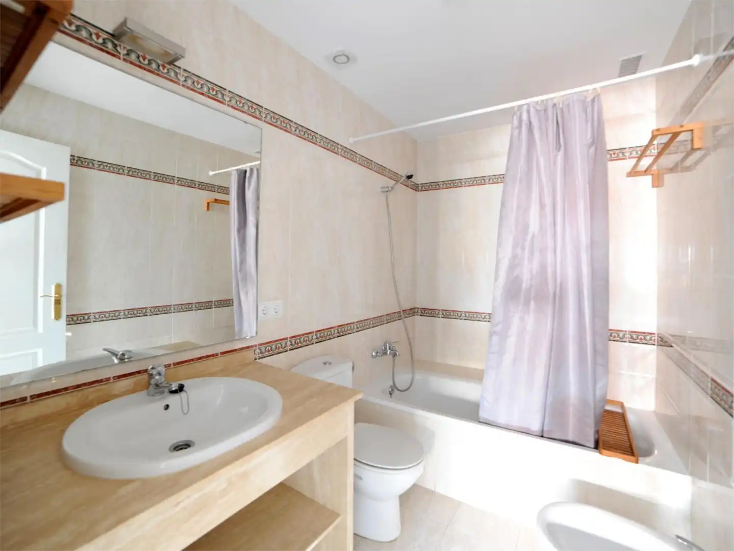 Bathroom of Flat for sale in Sevilla  with Air Conditioner, Heating and Parquet flooring