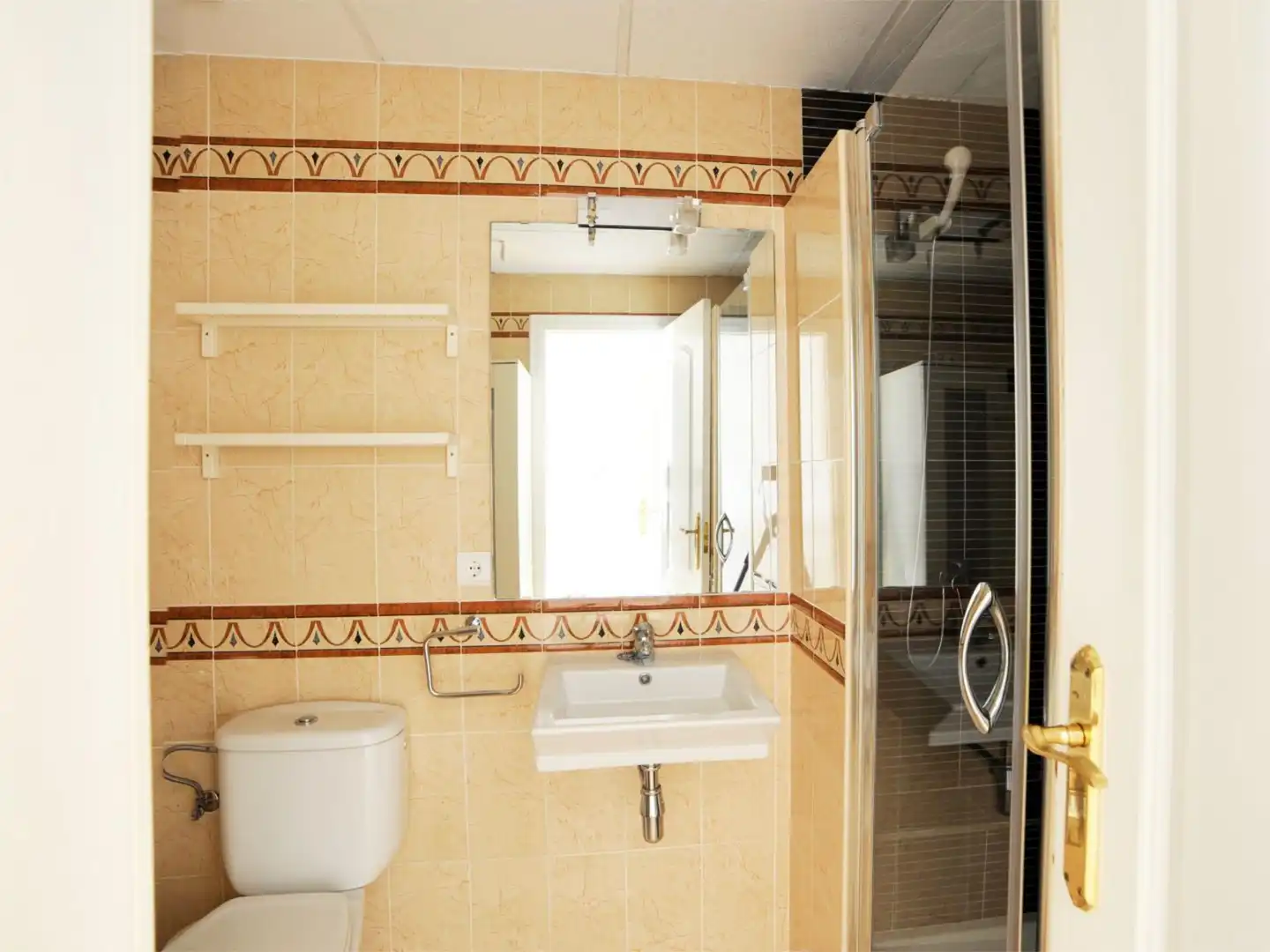 Bathroom of Flat for sale in Sevilla  with Air Conditioner, Heating and Parquet flooring