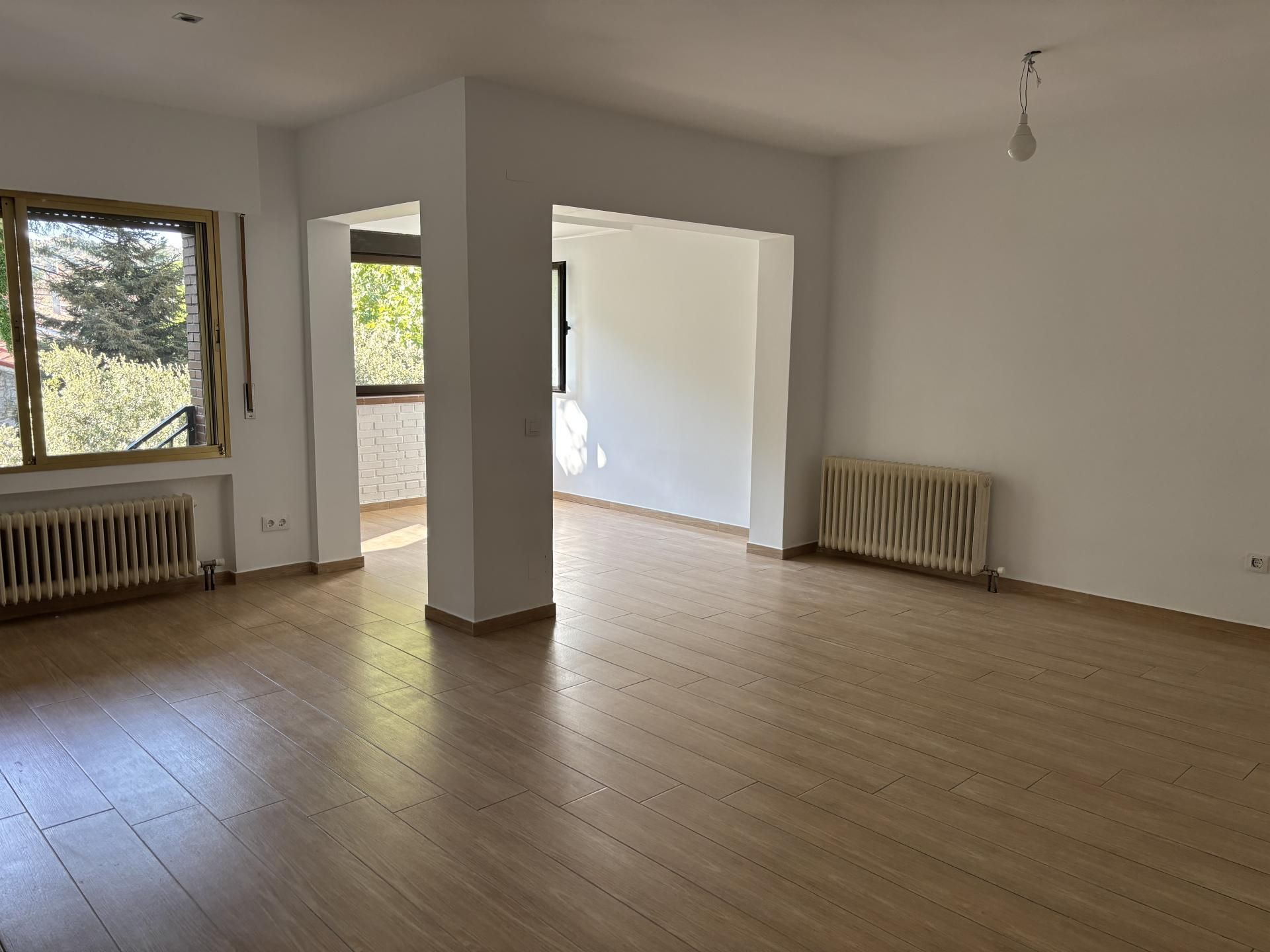 Sala de estar de Casa adosada de alquiler en Torrelodones con Aire acondicionado, Calefacción y Jardín privado