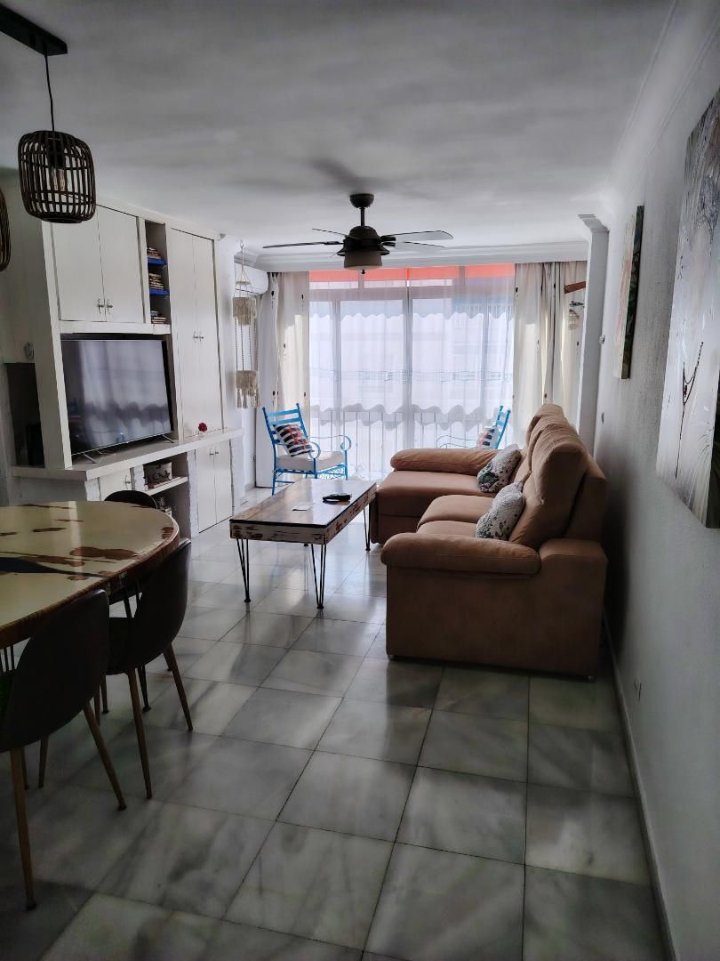 Sala d'estar de Pis en venda en Marbella amb Aire condicionat i Balcó