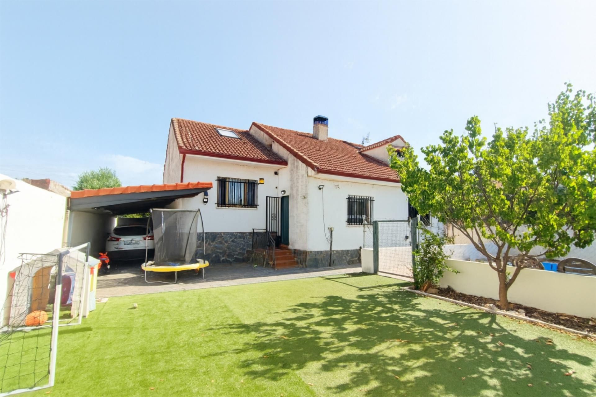 Vista exterior de Casa o xalet en venda en Valdetorres de Jarama amb Aire condicionat, Terrassa i Piscina