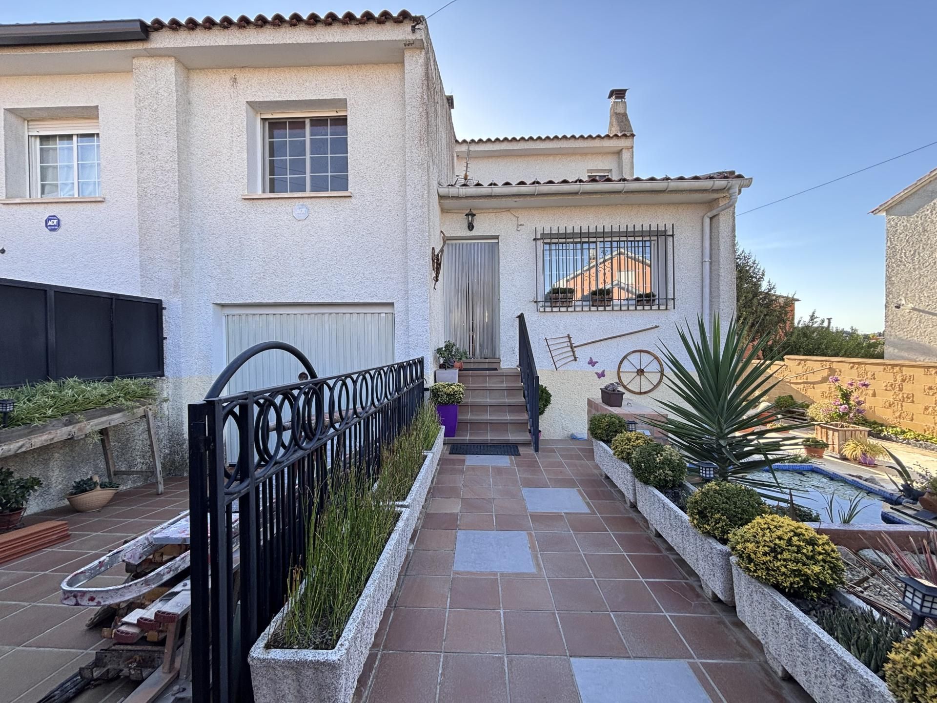 Exterior view of House or chalet for sale in Serranillos del Valle  with Terrace