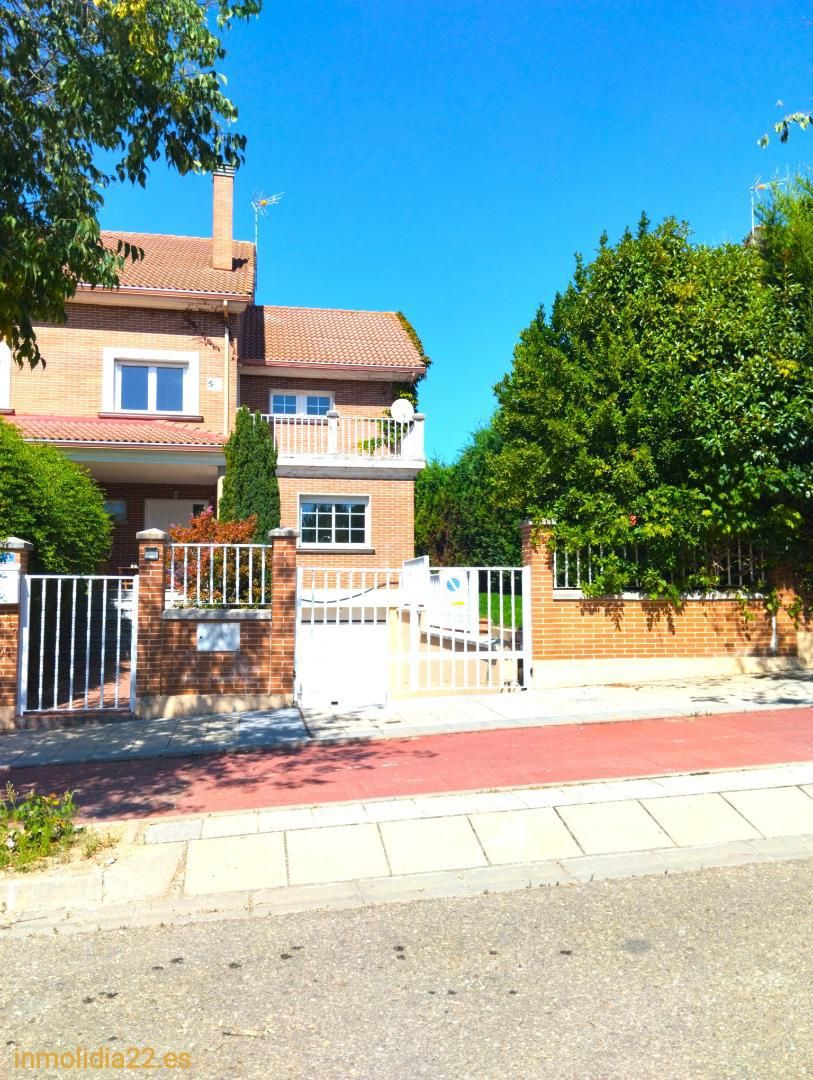 Vista exterior de Casa o xalet en venda en Arroyo de la Encomienda amb Calefacció, Jardí privat i Parquet
