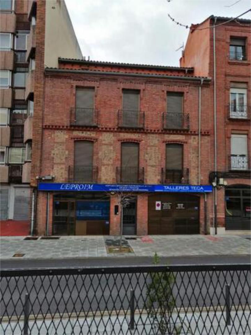 Vista exterior de Apartament en venda en León Capital  amb Calefacció, Traster i Moblat