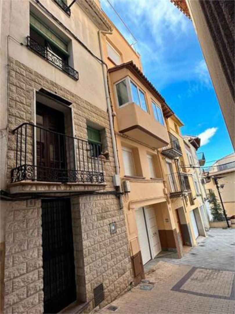 Vista exterior de Casa o xalet de lloguer en Alcorisa amb Traster i Moblat